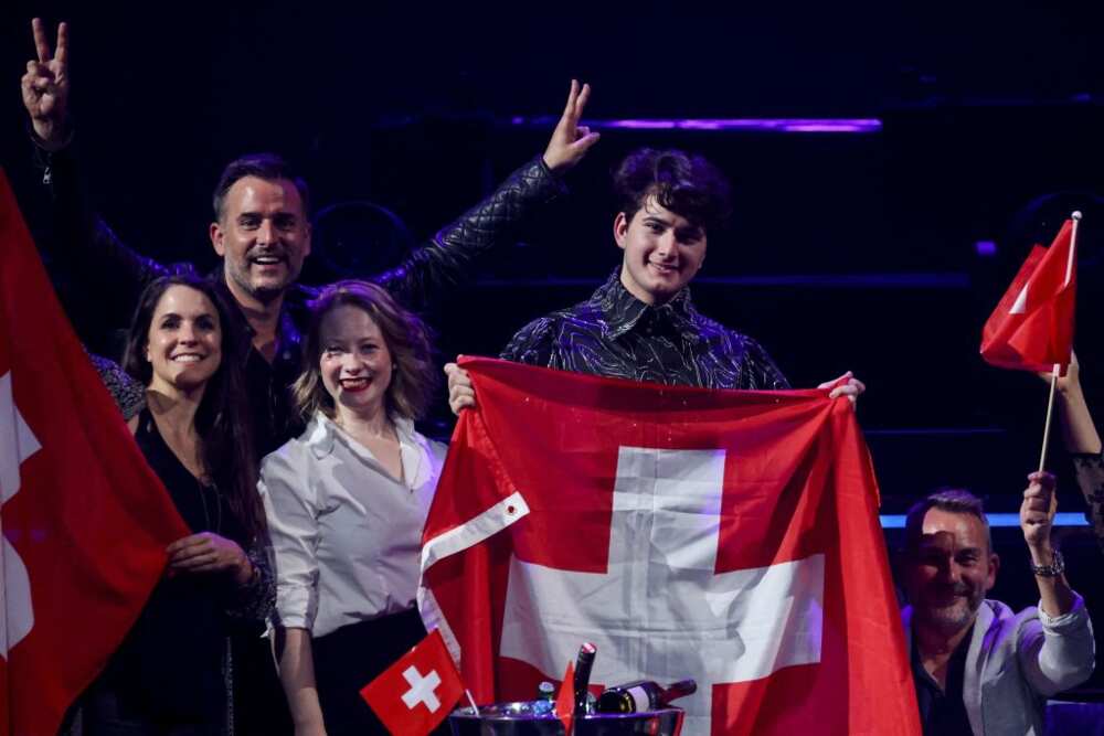 Gjon's Tears avec le drapeau de la Suisse