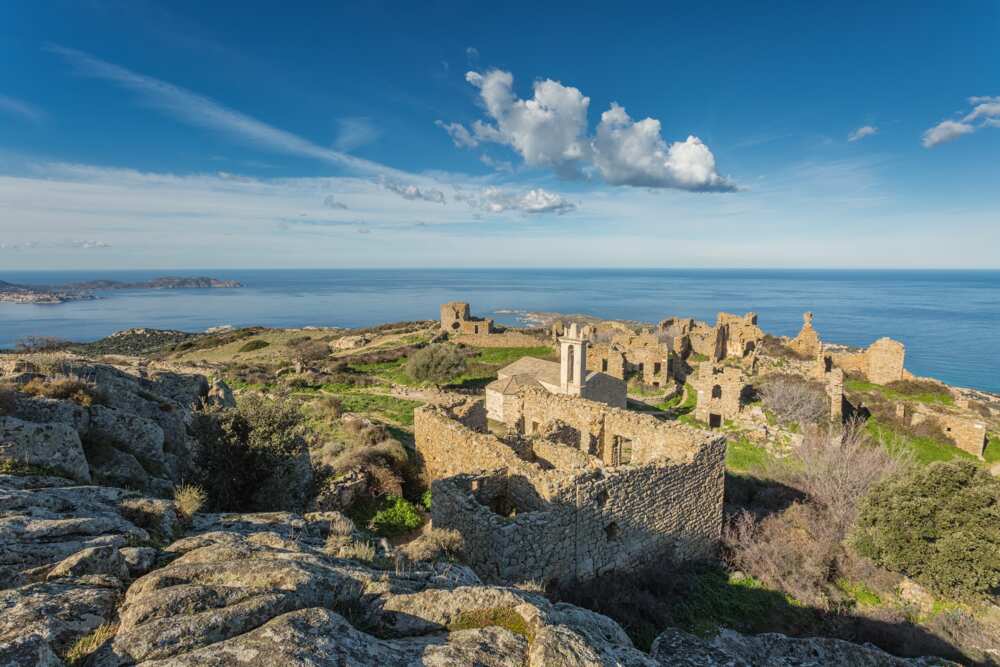 Le village abandonné d'Occi près de Lumio en Corse Le village abandonné d'Occi près de Lumio en Corse