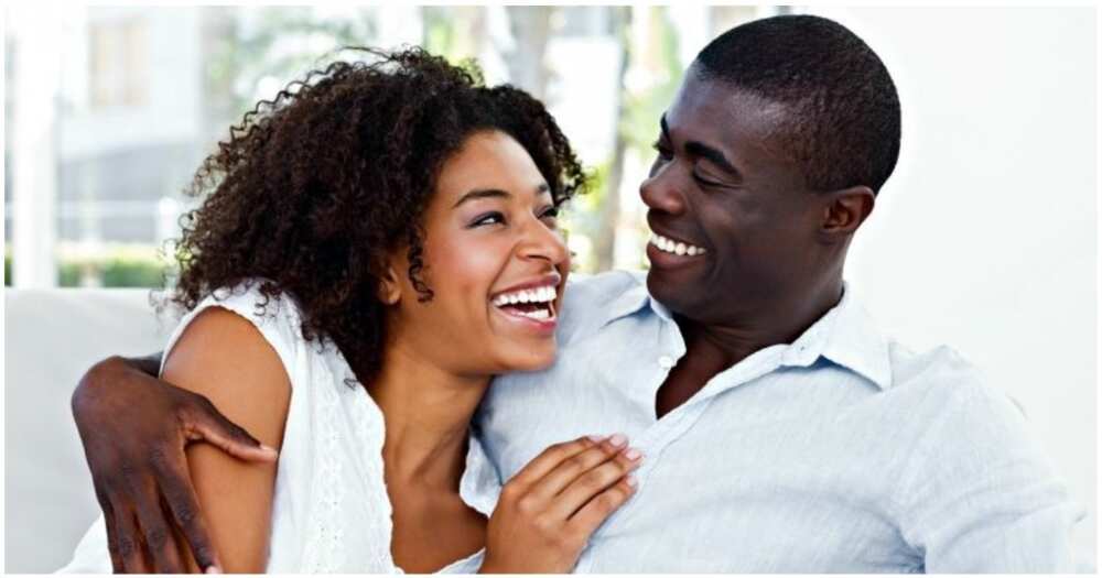 6 things women do unconsciously that men love