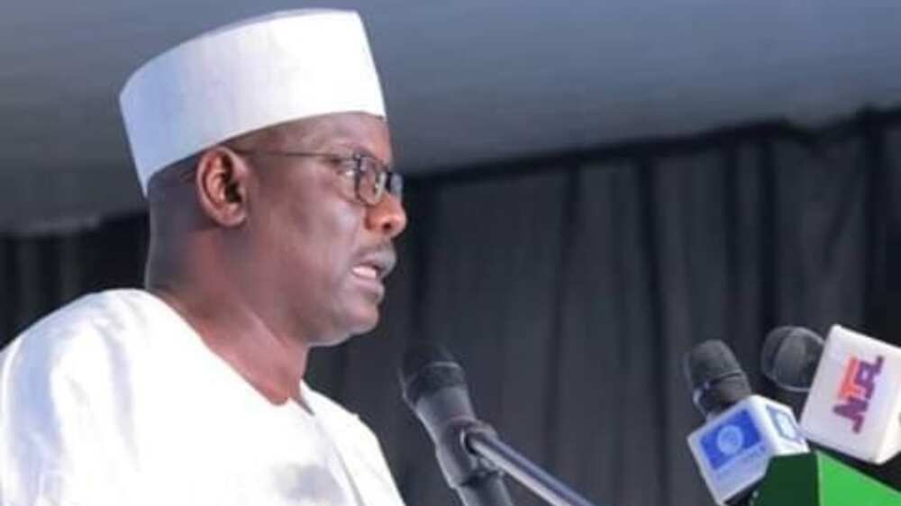 Fitaccen Sanatan APC ya nuna damuwa kan yadda majalisa ke saurin amincewa Buhari ya ciwo bashi Fitaccen Sanatan APC ya nuna damuwa kan yadda majalisa ke saurin amincewa Buhari ya ciwo bashi