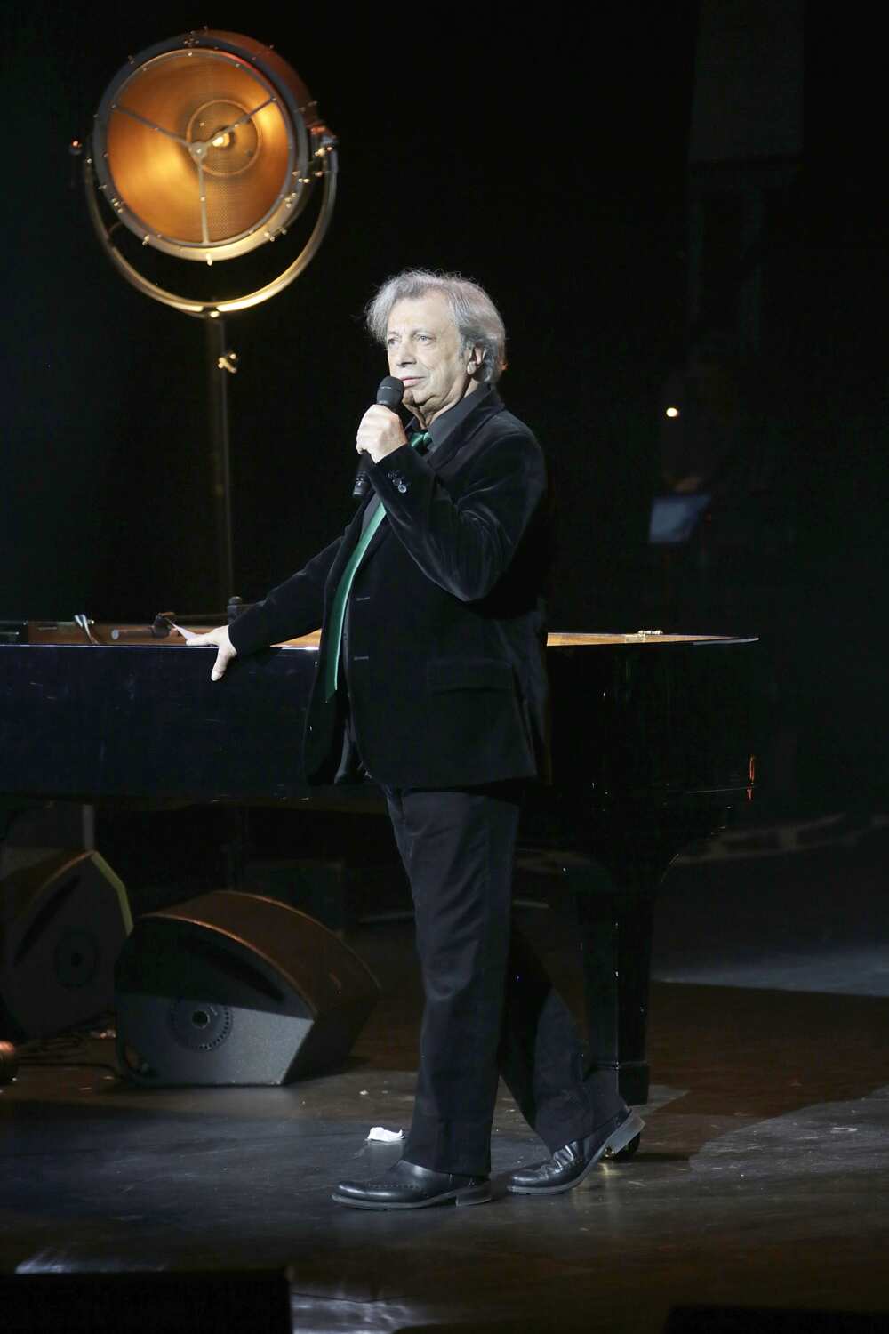 Hervé Vilard se produit lors de "La Nuit De La Deprime 2017" aux Folies Bergères le 20 février 2017 à Paris, France. Hervé Vilard se produit lors de "La Nuit De La Deprime 2017" aux Folies Bergères le 20 février 2017 à Paris, France.