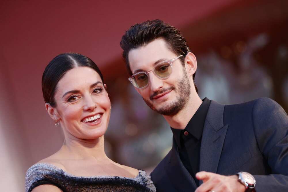 Qui est Natasha Andrews: la discrète compagne de Pierre Niney Qui est Natasha Andrews: la discrète compagne de Pierre Niney