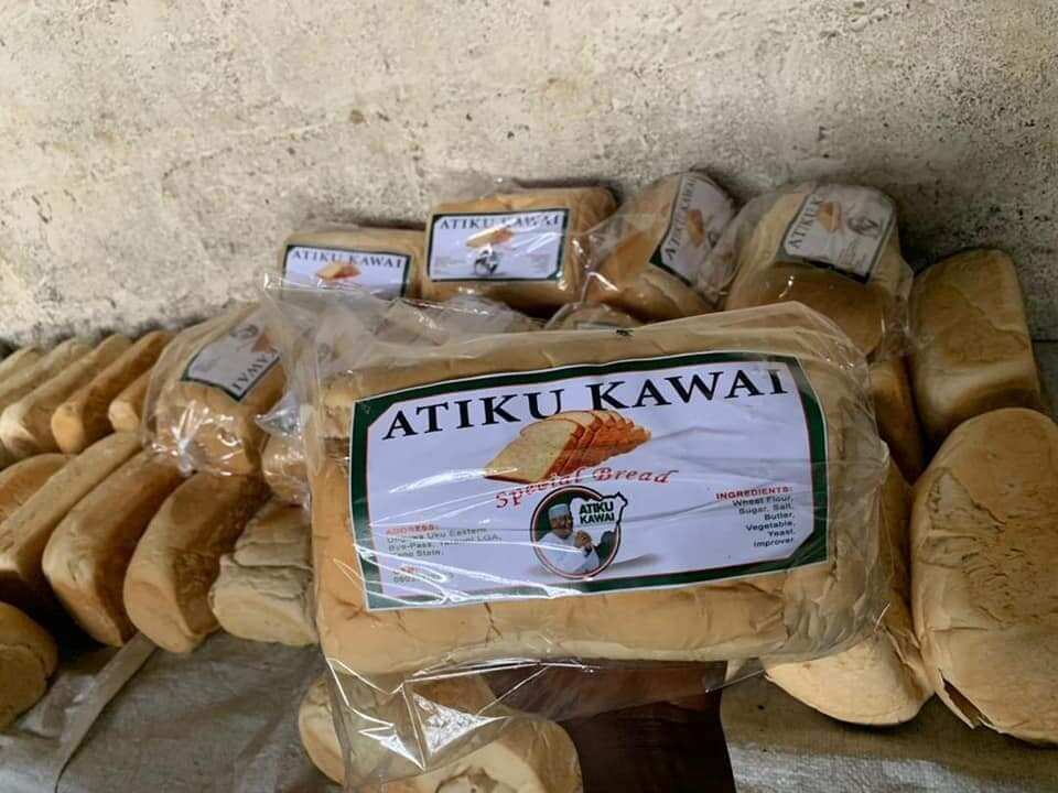 Masoya Atiku a jihar Kano sun soma rabawa 'yan jihar burodi da sunan kamfe Masoya Atiku a jihar Kano sun soma rabawa 'yan jihar burodi da sunan kamfe