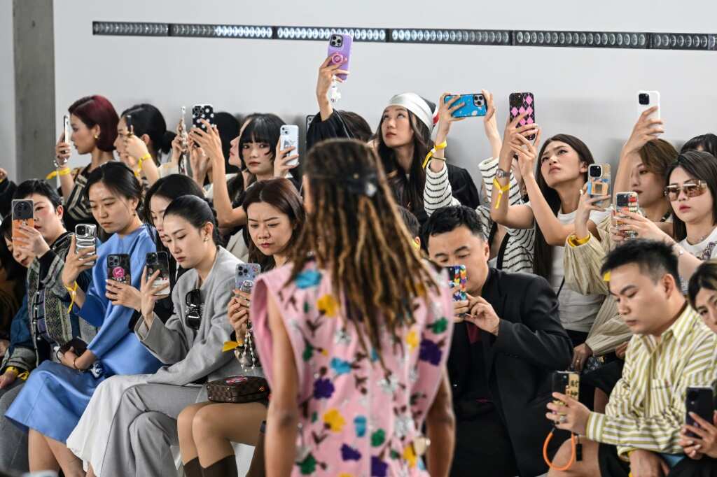 Luxury brands lure Chinese shoppers despite slowdown