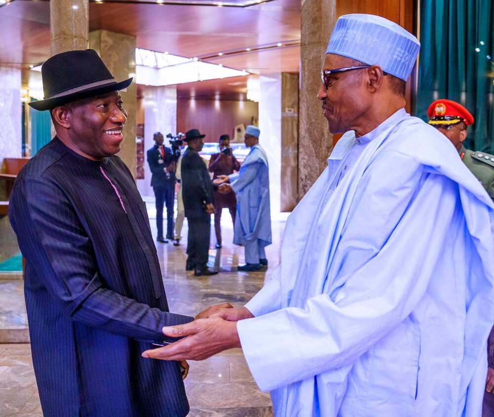 Rahoto ya yi ikirarin cewa ana zawarcin Jonathan kan ya fito takara a APC Rahoto ya yi ikirarin cewa ana zawarcin Jonathan kan ya fito takara a APC