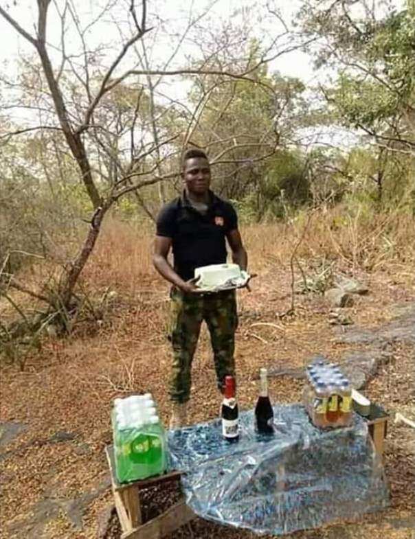 Nigerian soldier celebrates birthday on the battlefield (photo)