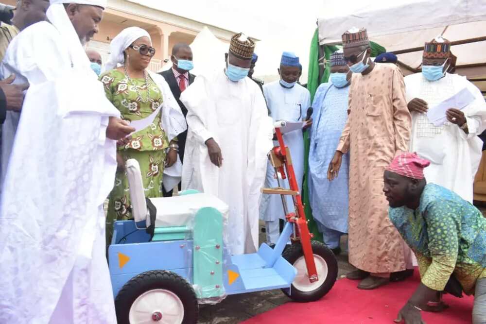 Gwamna Aminu Bello Masari yayin mika keke ga wani gurgu Gwamna Aminu Bello Masari yayin mika keke ga wani gurgu