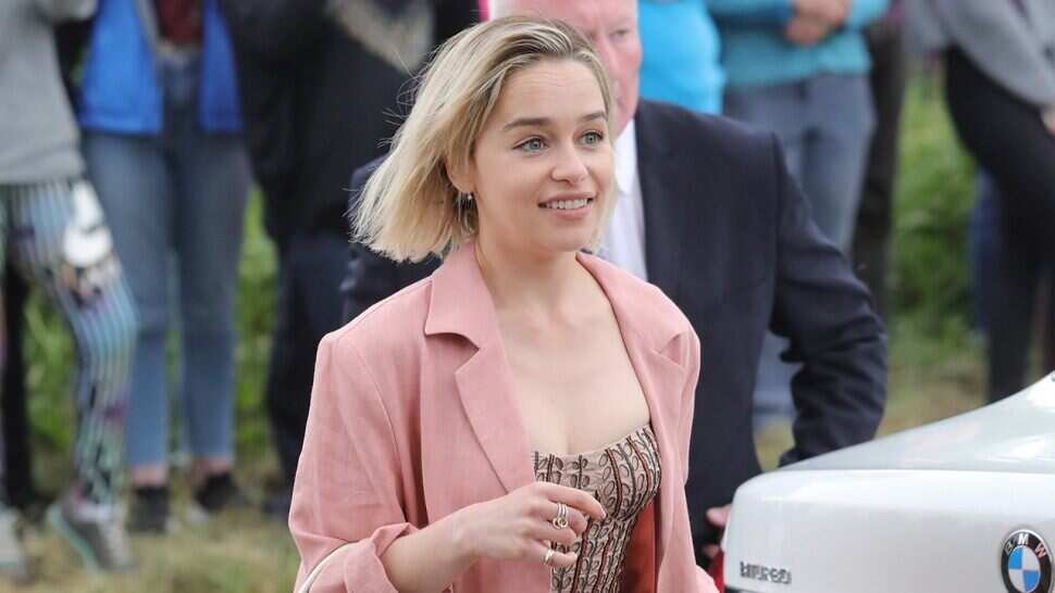 Emilia Clarke no makeup