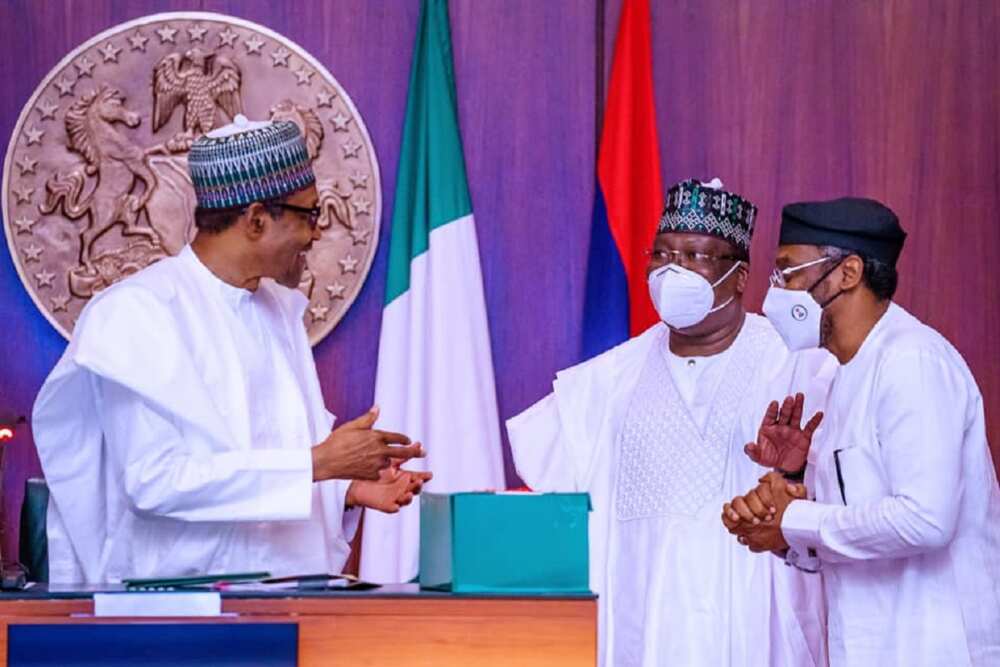 Majalisa ta amince da bukatar Buhari da sakin N148bn a matsayin biyan bashi ga wasu jihohi hudu Majalisa ta amince da bukatar Buhari da sakin N148bn a matsayin biyan bashi ga wasu jihohi hudu