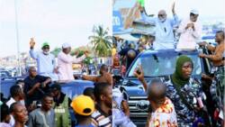 Hotunan Akeredolu da mataimakinsa suna murnar nasarar da suka samu