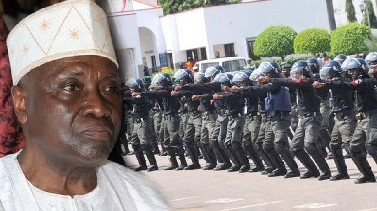 Yanzu-Yanzu: Ma'aikata sun yi zanga-zanga kan daukan sabbin 'yan sanda, sun garkame hedkwatar PSC a Abuja