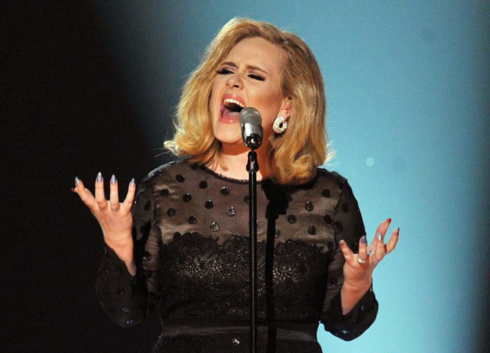 La chanteuse Adele se produit sur scène lors de la 54e édition des GRAMMY Awards.
