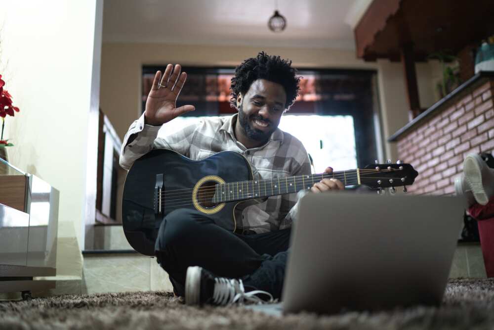 Comment apprendre la guitare seul: 10 conseils essentiels Comment apprendre la guitare seul: 10 conseils essentiels