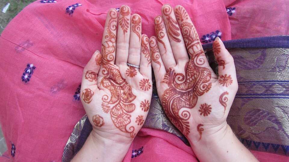 Red mehendi styles Red mehendi styles