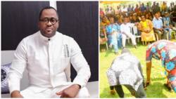 Desmond Elliot prostrates, apologises to surulere residents as he pleads for third term
