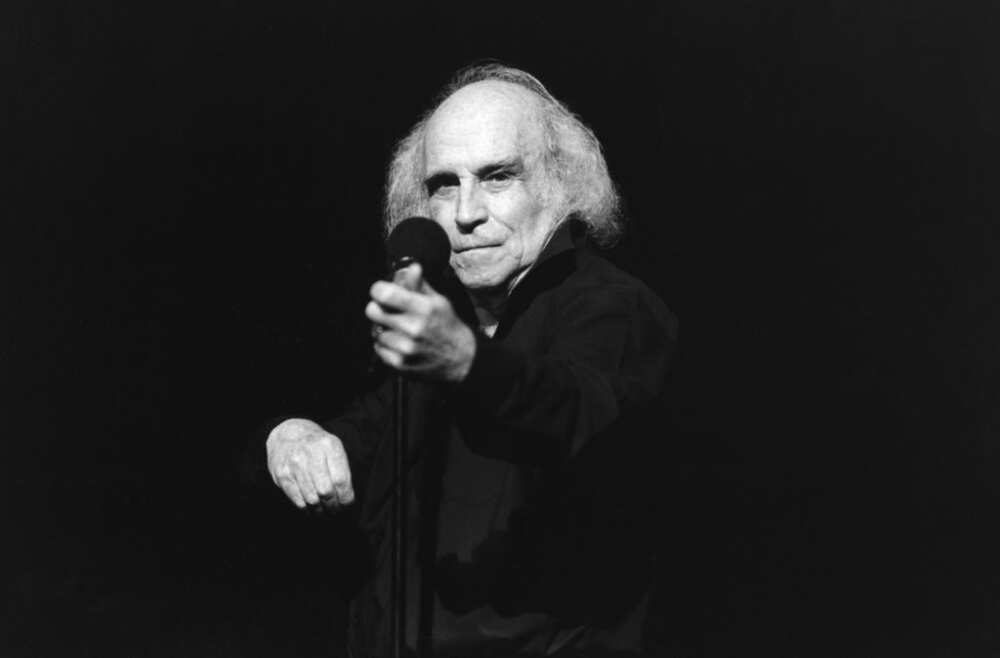 Léo Ferré performe sur scène. Léo Ferré performe sur scène.