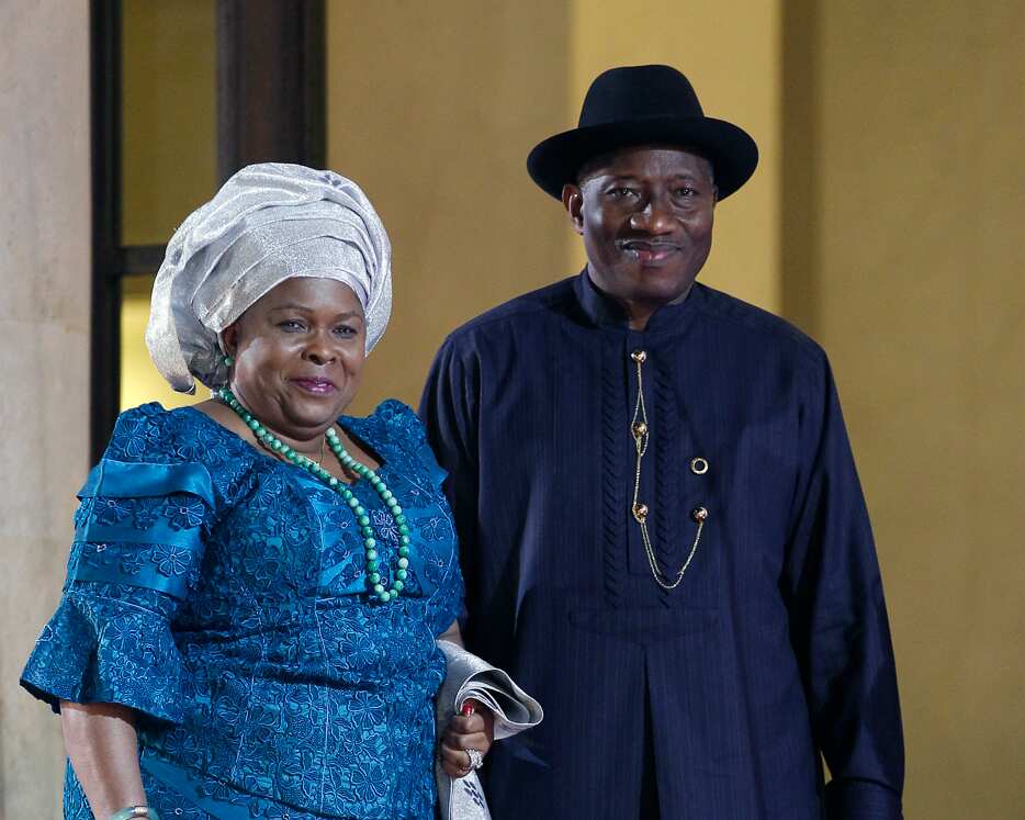 Goodluck Jonathan and his wife Patience arrive for dinner at the Elysee presidential palace