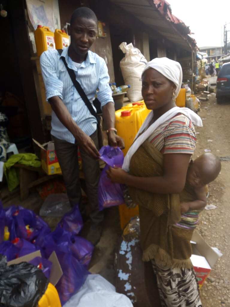 Lockdown: How Grace Ayoola, UI undergraduate, puts smiles on poor families in Ibadan (photos)