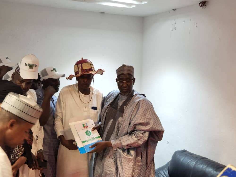 Yanzu-Yanzu: Kungiyar Fulani Ta Siya Wa Jonathan Fom Ɗin Takarar Shugaban Ƙasa Yanzu-Yanzu: Kungiyar Fulani Ta Siya Wa Jonathan Fom Ɗin Takarar Shugaban Ƙasa
