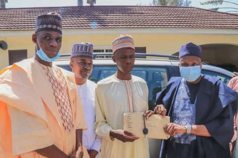 Rabon kwado: Gwamna Inuwa Yahaya ya ba wanda ya yi wa Buhari tattaki kyautar mota da N2m Rabon kwado: Gwamna Inuwa Yahaya ya ba wanda ya yi wa Buhari tattaki kyautar mota da N2m