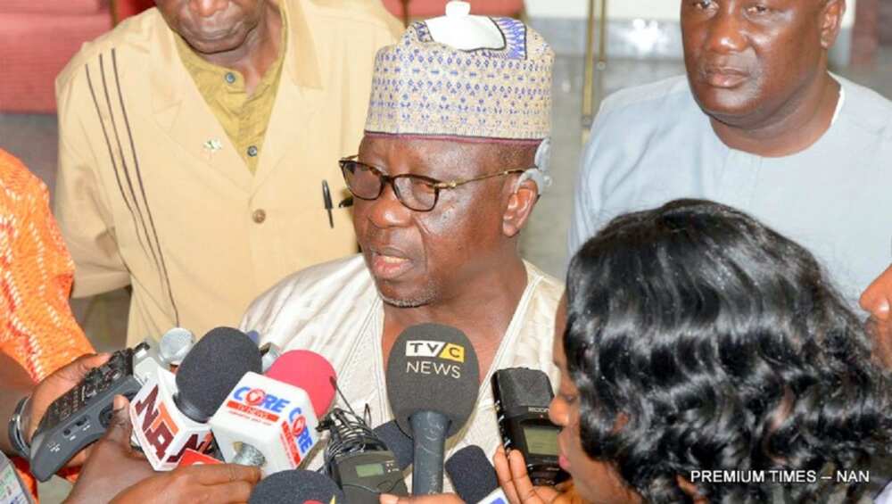 Sanata Al-Makura ya karya jita-jitan cewa EFCC ta kame shi da matarsa, ya yi bayani Sanata Al-Makura ya karya jita-jitan cewa EFCC ta kame shi da matarsa, ya yi bayani