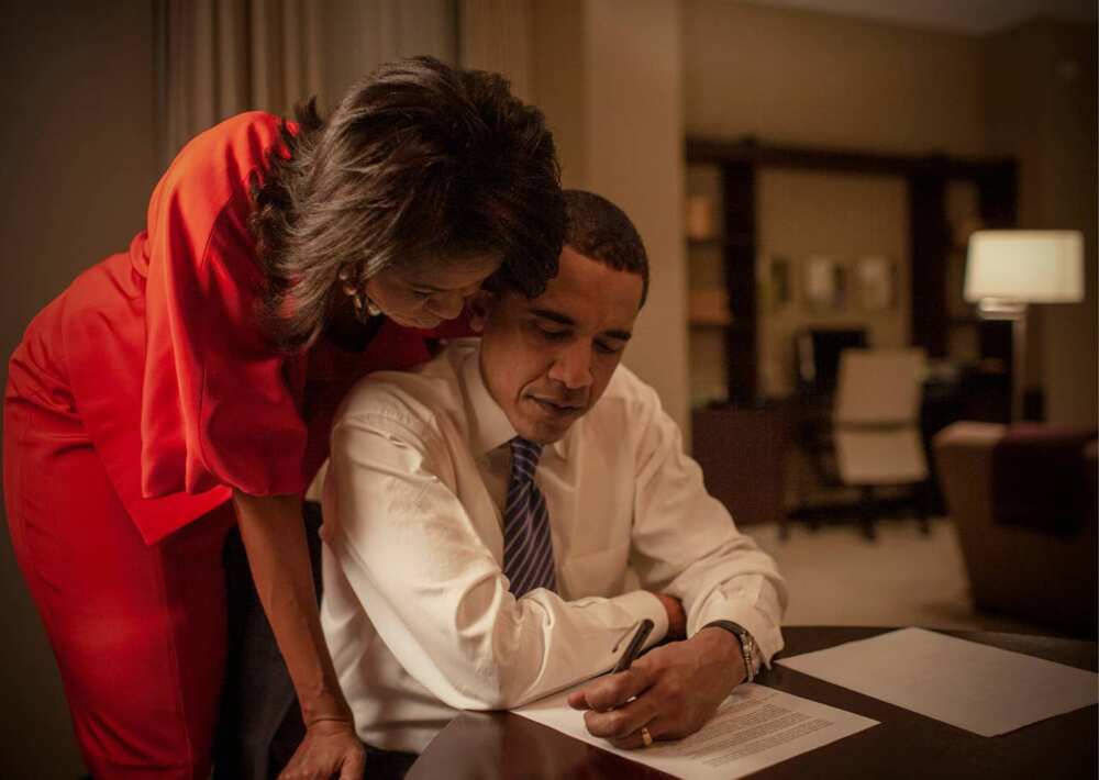 Obama tare da matarsa Michelle tana karanta jawaban da zai gabatar wa magoya bayansa a shekarar 2008