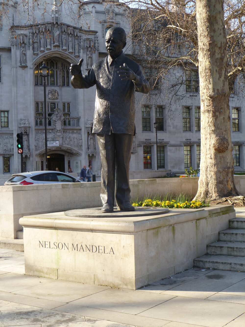 Britain's far-right demonstrators call for the removal of Mandela's statue