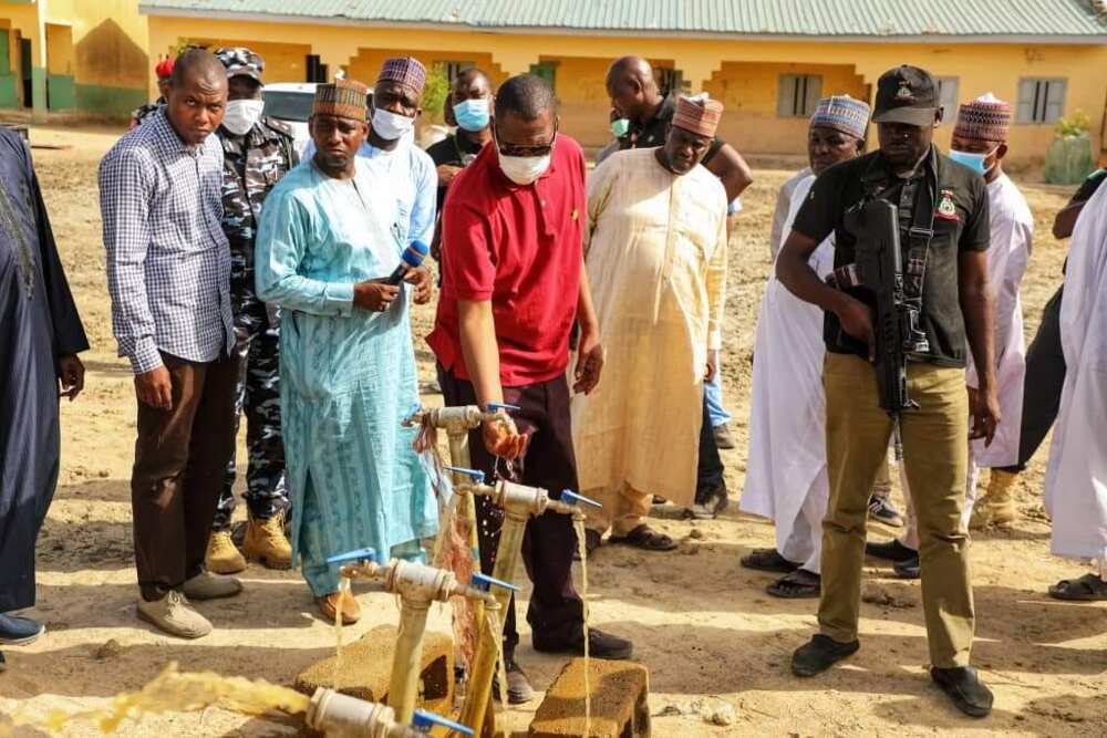 Zulum ya sallami dukkan ma'aikatan babban asibitin Ngala da ke Borno (Hotuna) Zulum ya sallami dukkan ma'aikatan babban asibitin Ngala da ke Borno (Hotuna)