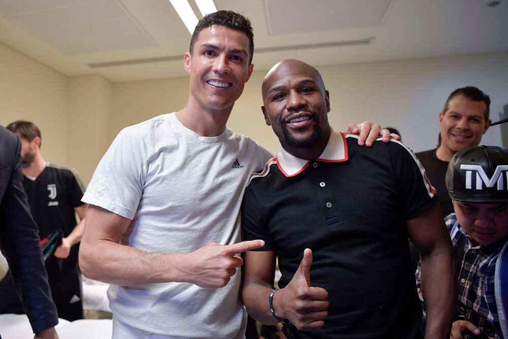 Duba gagarumar motar da Ronaldo ya roka daga wurin fitaccen dan dambe Mayweather Duba gagarumar motar da Ronaldo ya roka daga wurin fitaccen dan dambe Mayweather