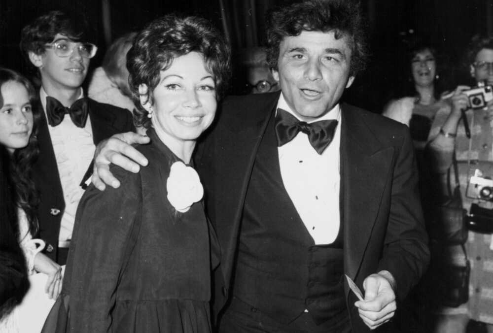 L'acteur Peter Falk et sa femme, assistant à la 31e cérémonie des Golden Globe Awards à Los Angeles, Californie, le 26 janvier 1974.