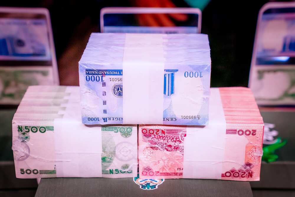 Buhari unveils the new naira notes.