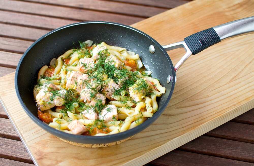 Pâtes au saumon : la recette pratique, rapide et délicieuse Pâtes au saumon : la recette pratique, rapide et délicieuse