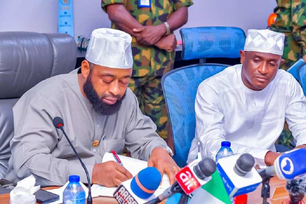 Gwamna Bago zai hukunta wadanda suka karkatar da kayan tallafi Gwamna Bago zai hukunta wadanda suka karkatar da kayan tallafi