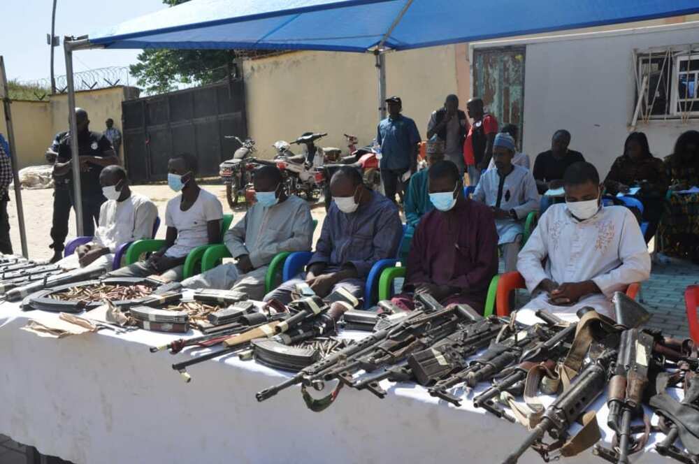 Kaduna-Abuja: 'Yan sanda sun yi ram da 'yan bindiga 32, sun samo motoci 17 da AK47 19