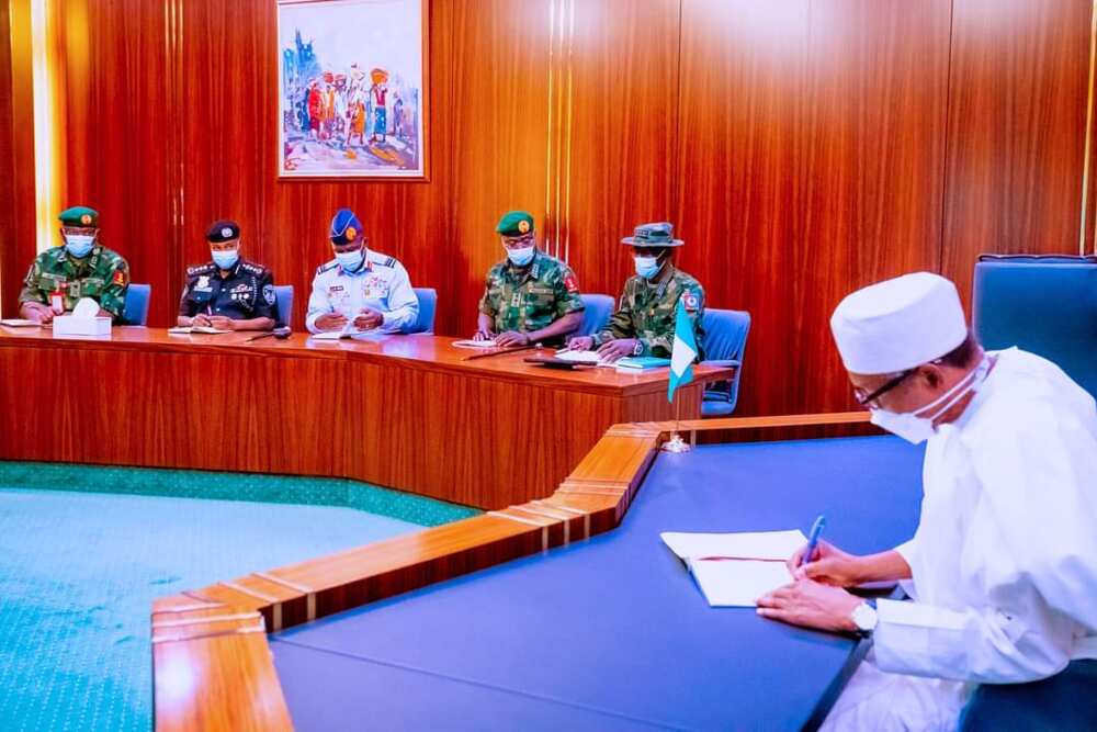 Buhari da hafsoshin tsaro. Buhari da hafsoshin tsaro.