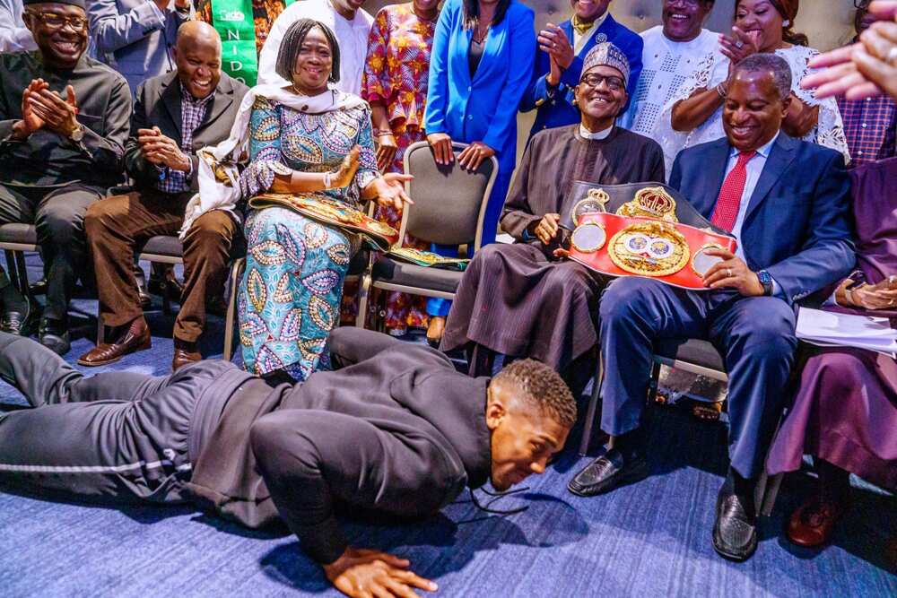 Zakaran dan damben duniya, Anthony Joshua, ya gabatarwa Buhari lambobin yabonsa (Hotuna)