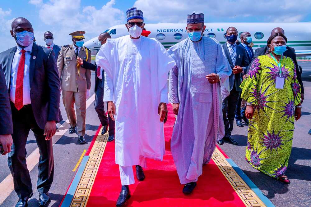Buhari yayin da ya sauka a birnin Bamako
Hoto daga fadar shugaban kasa @Buharisallau1 Buhari yayin da ya sauka a birnin Bamako
Hoto daga fadar shugaban kasa @Buharisallau1