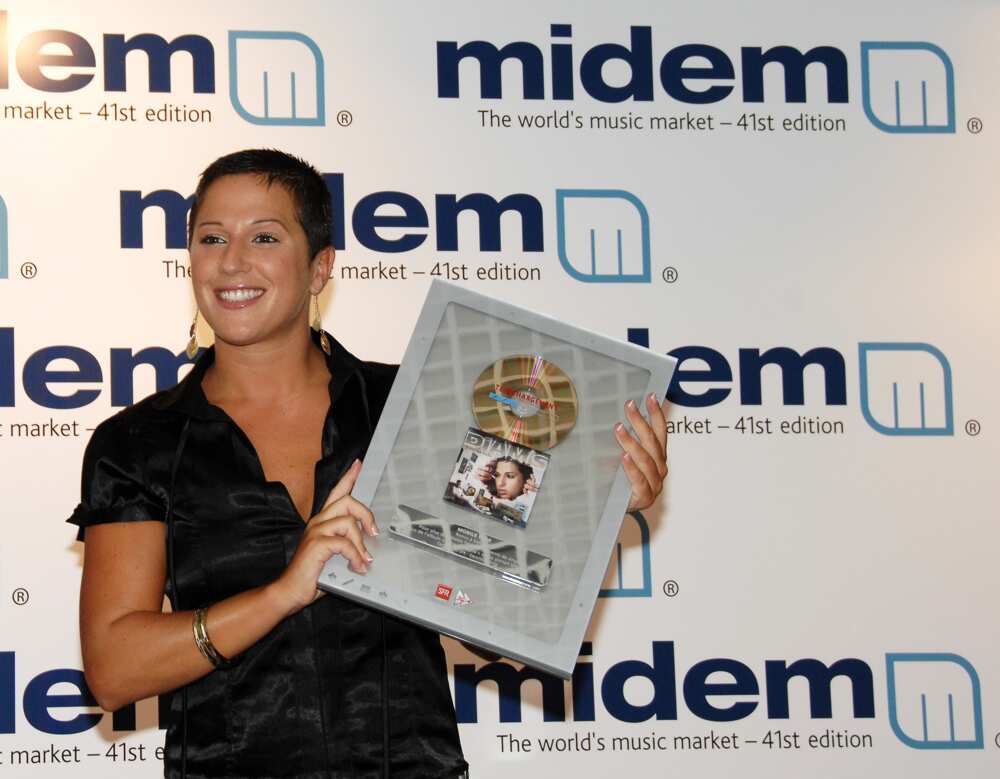 41e Midem Music Market. La chanteuse française Diam's reçoit le premier Golden Mobile Award délivré par les mobiles SFR. (Photo par Eric CATARINA/Gamma-Rapho) 41e Midem Music Market. La chanteuse française Diam's reçoit le premier Golden Mobile Award délivré par les mobiles SFR. (Photo par Eric CATARINA/Gamma-Rapho)