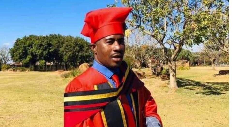 South Africans are inspired by a man who became a doctor at the age of 29. Image: @VarsityWorld/Facebook