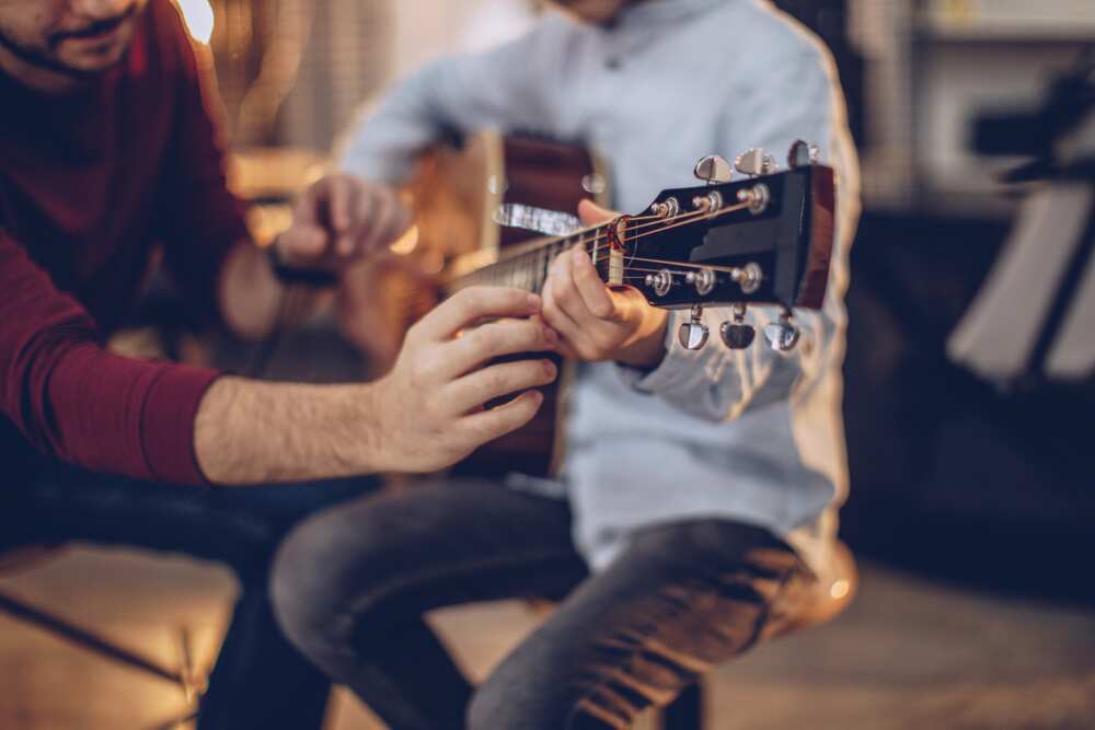 Comment apprendre la guitare seul: 10 conseils essentiels Comment apprendre la guitare seul: 10 conseils essentiels