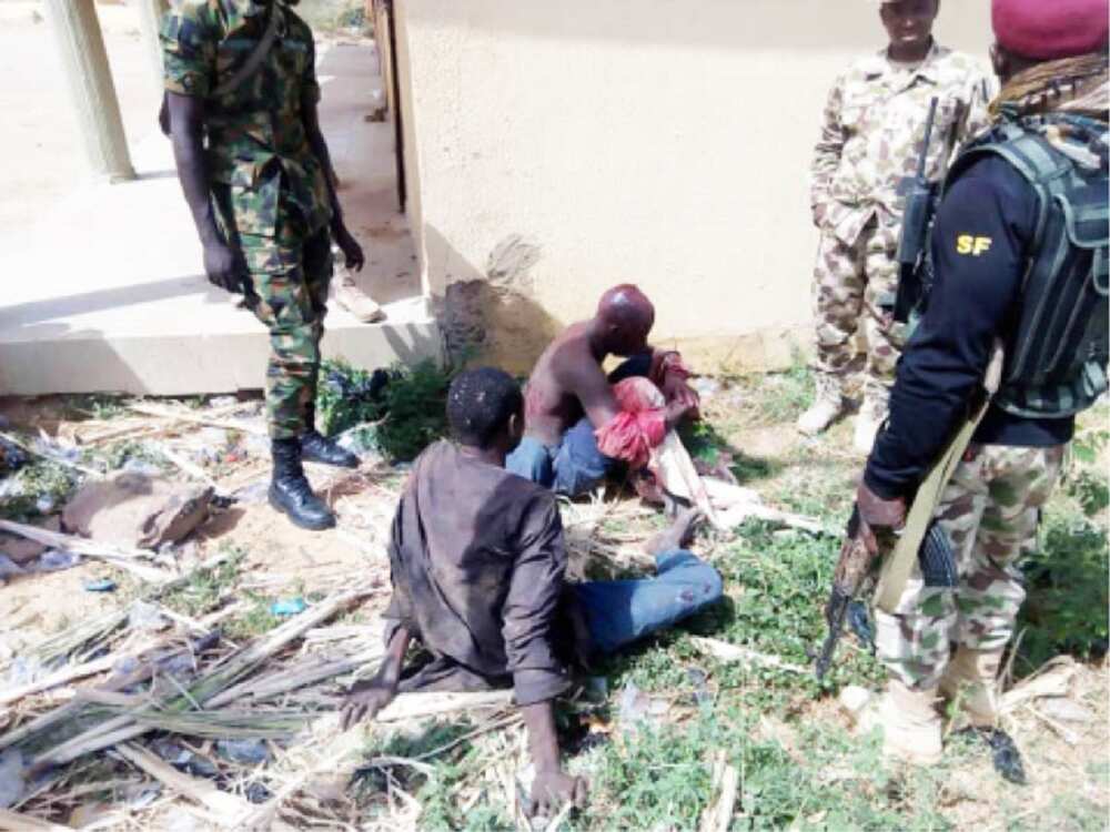 Dakarun soji sun cafke wani da ake zargi da hada kai da 'yan bindiga Dakarun soji sun cafke wani da ake zargi da hada kai da 'yan bindiga