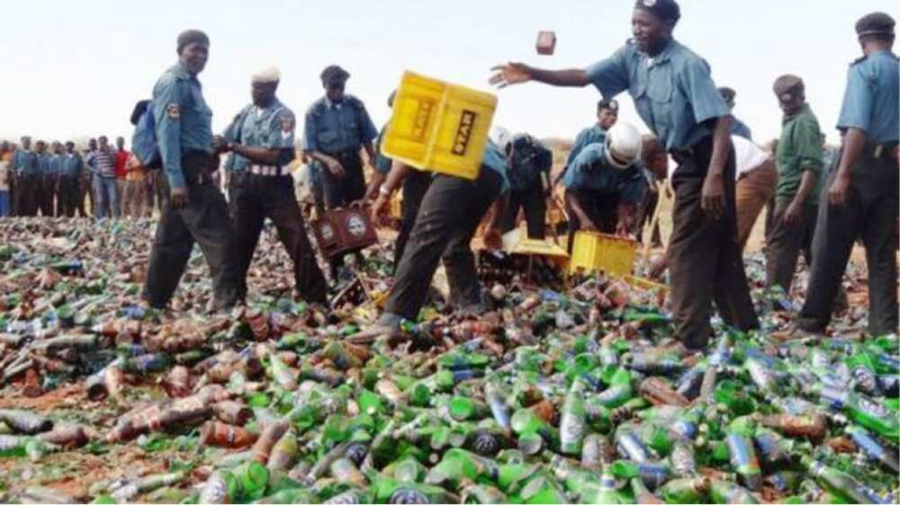 Jigawa: 'Yan Hisbah sun kama mutum 47 suna sheƙe ayansu, ciki har da mata 16, an ƙwace kwallaban giya 745 Jigawa: 'Yan Hisbah sun kama mutum 47 suna sheƙe ayansu, ciki har da mata 16, an ƙwace kwallaban giya 745