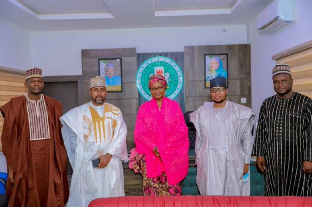Uwargidan gwamnan Kebbi ta yi martani mai zafi ga matashin da ya zargesu da nada 'yan uwa kwamishinoni Uwargidan gwamnan Kebbi ta yi martani mai zafi ga matashin da ya zargesu da nada 'yan uwa kwamishinoni