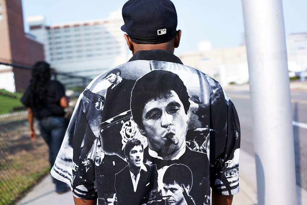 Tony Montana dont les citations sont reprises par plusieurs rappeurs d'aujourd'hui. Tony Montana dont les citations sont reprises par plusieurs rappeurs d'aujourd'hui.
