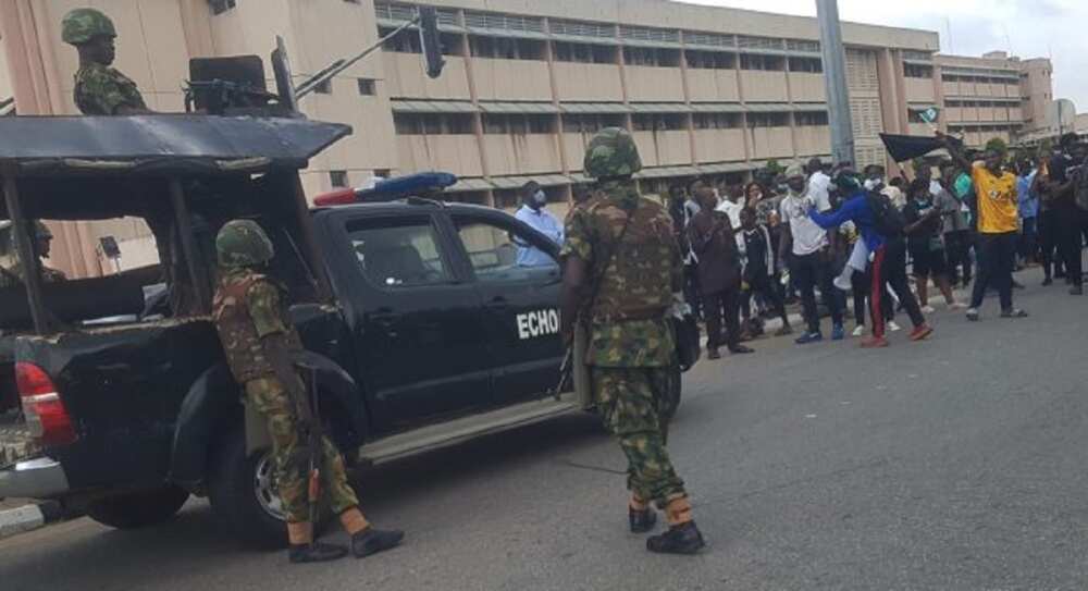 Da duminsa: Sojoji da 'yan sanda sun mamaye yankin filin jirgin sama a Abuja Da duminsa: Sojoji da 'yan sanda sun mamaye yankin filin jirgin sama a Abuja