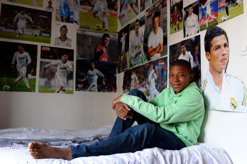 Quand Kylian Mbappé Remplace Les Posters De Son Idole Ronaldo Par Les Siens (Photos)