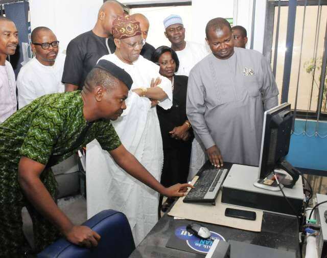Lai Mohammed taking a tour in the ministry of information