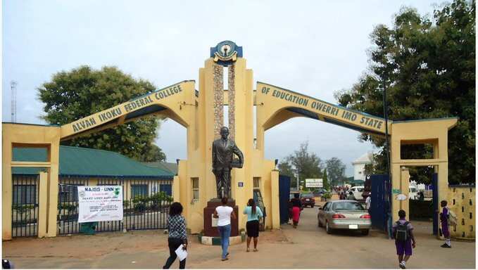 Rumour of COVID-19 as lecturer slumps, dies in lecture hall, students flee