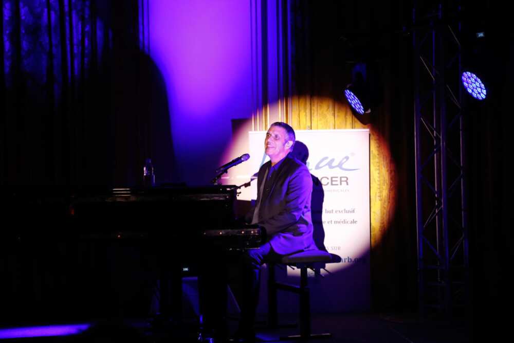 Le chanteur Julien Clerc se produit lors de la soirée-bénéfice "Vaincre Le Cancer" au Cercle de l'Union Interalliée le 11 septembre 2018 à Paris, France. (Photo de Rindoff Petroff/Castel)