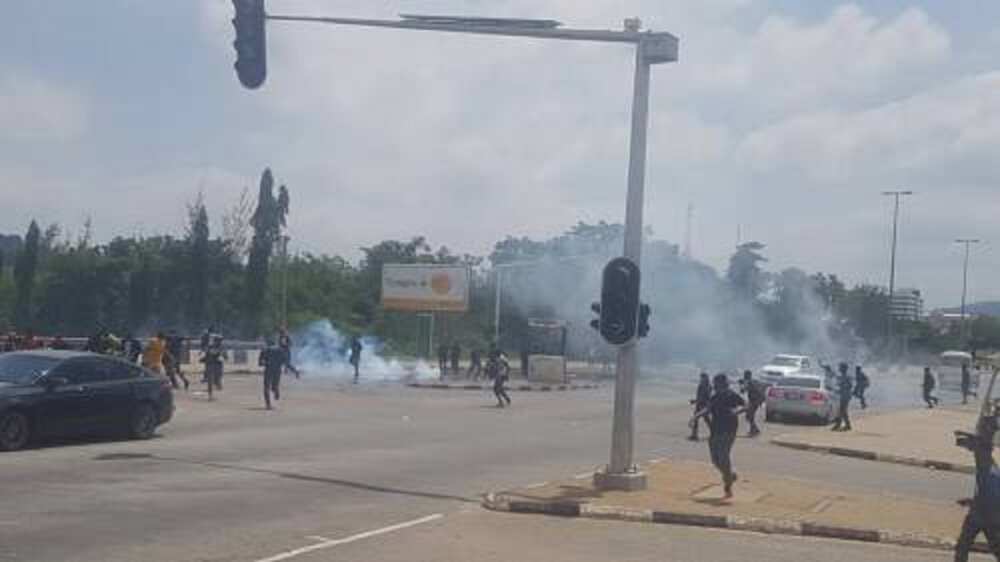 Yanzu Yanzu: Yan sanda sun harba wa masu zanga-zanga barkonon tsohuwa a Abuja Yanzu Yanzu: Yan sanda sun harba wa masu zanga-zanga barkonon tsohuwa a Abuja